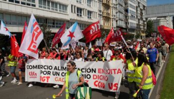 O persoal do comercio de alimentación da Coruña fai unha demostración de dignidade na nova xornada de folga