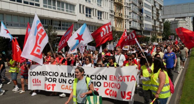 O persoal do comercio de alimentación da Coruña fai unha demostración de dignidade na nova xornada de folga
