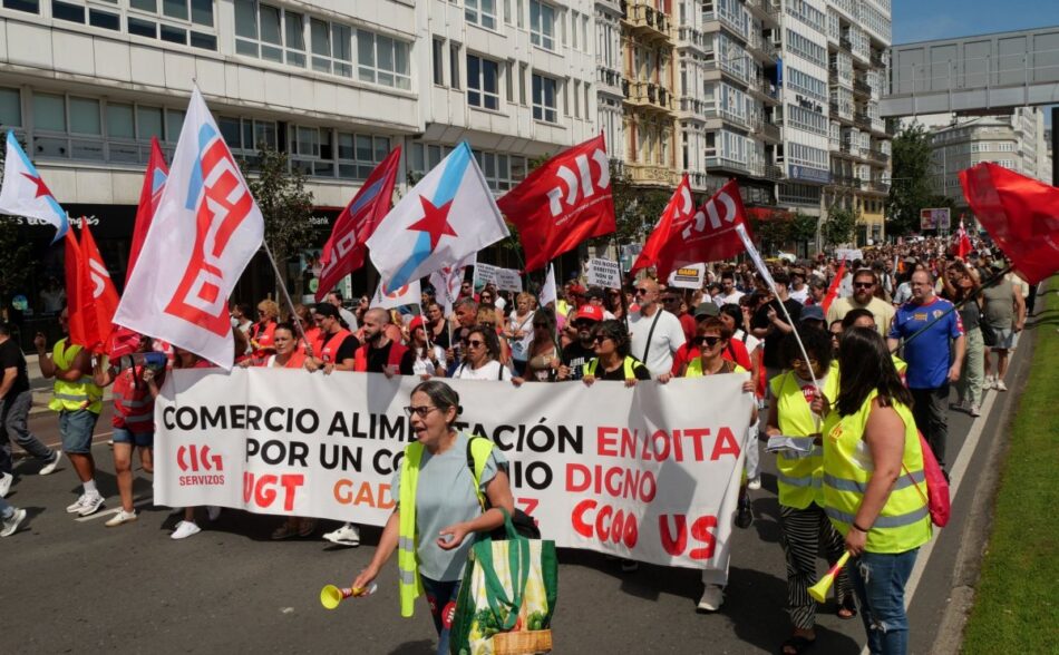 O persoal do comercio de alimentación da Coruña fai unha demostración de dignidade na nova xornada de folga