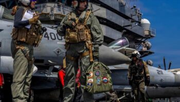 Un enfrentamiento mortal en portaviones de EEUU deja siete muertos