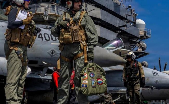 Un enfrentamiento mortal en portaviones de EEUU deja siete muertos