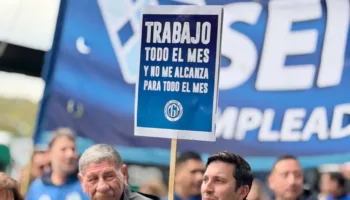 Endeudados para llegar a fin de mes: miles marchan contra política económica de Milei