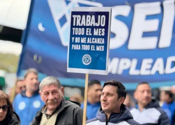 Endeudados para llegar a fin de mes: miles marchan contra política económica de Milei