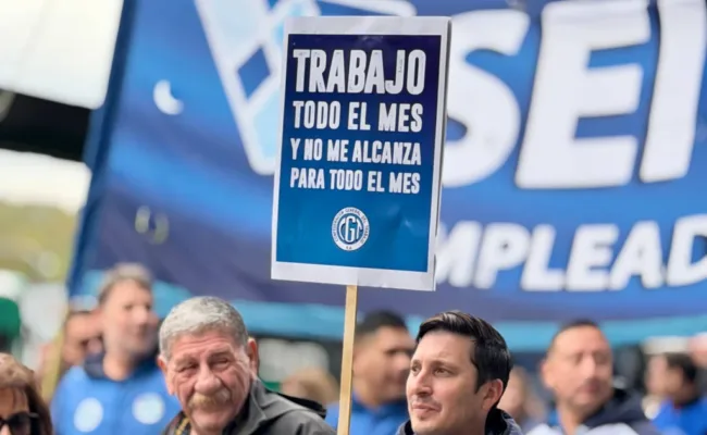 Endeudados para llegar a fin de mes: miles marchan contra política económica de Milei
