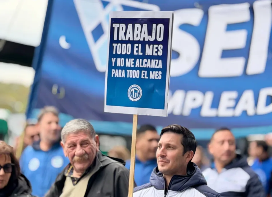 Endeudados para llegar a fin de mes: miles marchan contra política económica de Milei