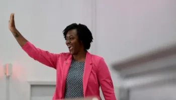 Candidata Angie Nixon sorprende en una nueva victoria del socialismo democrático en unas primarias del Partido Demócrata