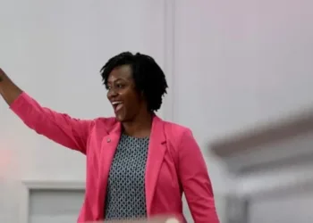 Candidata Angie Nixon sorprende en una nueva victoria del socialismo democrático en las primarias del Partido Demócrata en Florida