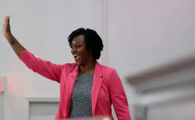 Candidata Angie Nixon sorprende en una nueva victoria del socialismo democrático en las primarias del Partido Demócrata en Florida