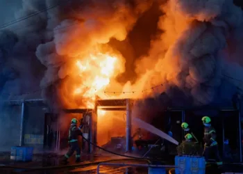 Ataque con misiles balísticos impacta zonas no residenciales de Kiev