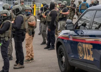 ICE invertirá millones de dólares en guantes para aplicar descargas eléctricas a detenidos