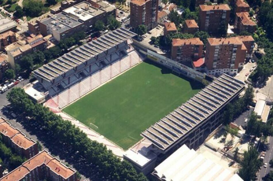 IU pide al Gobierno que explique “dentro de sus competencias” si ha “controlado o permitido” que la Comunidad de Madrid estuviera pendiente o no de evitar la degradación del campo del Rayo Vallecano