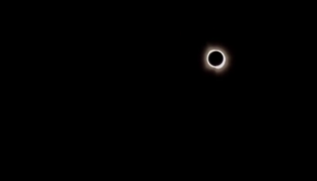 El Ministerio de Consumo recuerda que el eclipse debe verse con gafas certificadas y recomienda mantenerlas puestas en todo momento