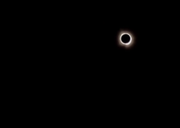 El Ministerio de Consumo recuerda que el eclipse debe verse con gafas certificadas y recomienda mantenerlas puestas en todo momento