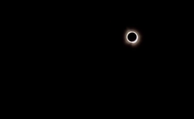 El Ministerio de Consumo recuerda que el eclipse debe verse con gafas certificadas y recomienda mantenerlas puestas en todo momento