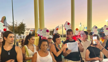 El colectivo «Un Techo por Derecho» denuncia la emergencia habitacional que vive la Málaga desde la portada de la Feria