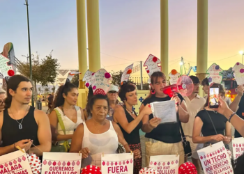 El colectivo «Un Techo por Derecho» denuncia la emergencia habitacional que vive la Málaga desde la portada de la Feria