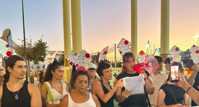 El colectivo «Un Techo por Derecho» denuncia la emergencia habitacional que vive la Málaga desde la portada de la Feria