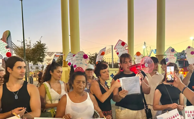 El colectivo «Un Techo por Derecho» denuncia la emergencia habitacional que vive la Málaga desde la portada de la Feria