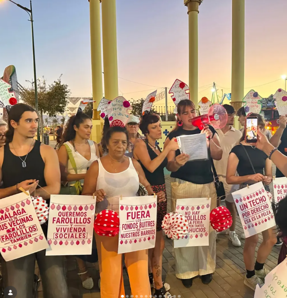 El colectivo «Un Techo por Derecho» denuncia la emergencia habitacional que vive la Málaga desde la portada de la Feria