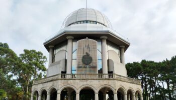 Las gafas para el eclipse son gratuitas, pero entrar a por ellas no: la letra pequeña del reparto en los Museos Científicos Coruñeses