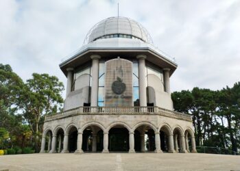 Las gafas para el eclipse son gratuitas, pero entrar a por ellas no: la letra pequeña del reparto en los Museos Científicos Coruñeses