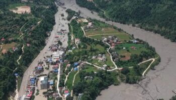Autoridades de China y Nepal continúan acciones de rescate tras desbordamiento en zona fronteriza