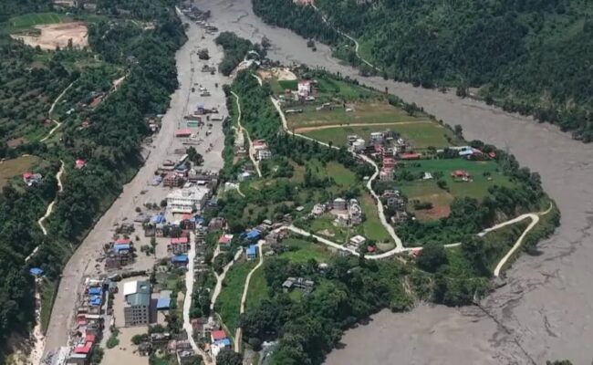 Autoridades de China y Nepal continúan acciones de rescate tras desbordamiento en zona fronteriza