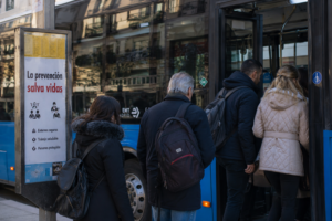 Pasajeros subiendo al autobús EMT Madrid