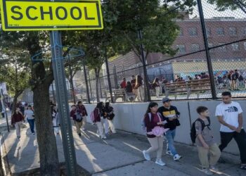 Cierran escuelas en condados de Florida tras perder 38.000 estudiantes migrantes