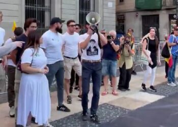 L’Ajuntament de Barcelona portarà a Fiscalia els missatges «racistes» de ‘Save Europe Act’
