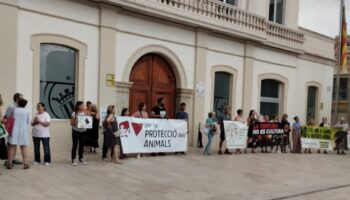 La Plataforma Antitaurina de Alfafar protestó el pasado sábado frente al Ayuntamiento en contra del toro embolado