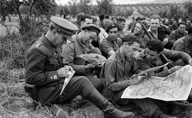 Historia de unos brigadistas que también sostenían la II República firmando abanicos