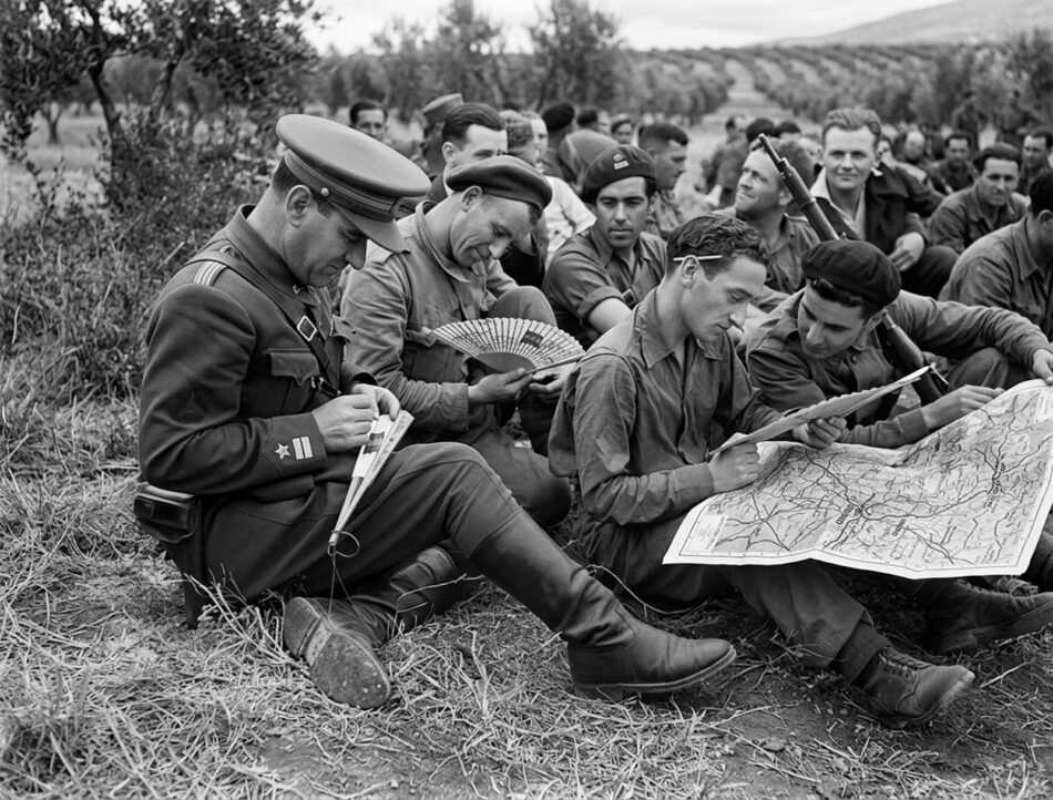 Historia de unos brigadistas que también sostenían la II República firmando abanicos