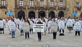 Rindieron homenaje a la memoria de los toros muertos en la plaza de toros de Gijón