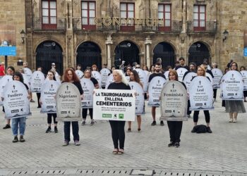 Rindieron homenaje a la memoria de los toros muertos en la plaza de toros de Gijón