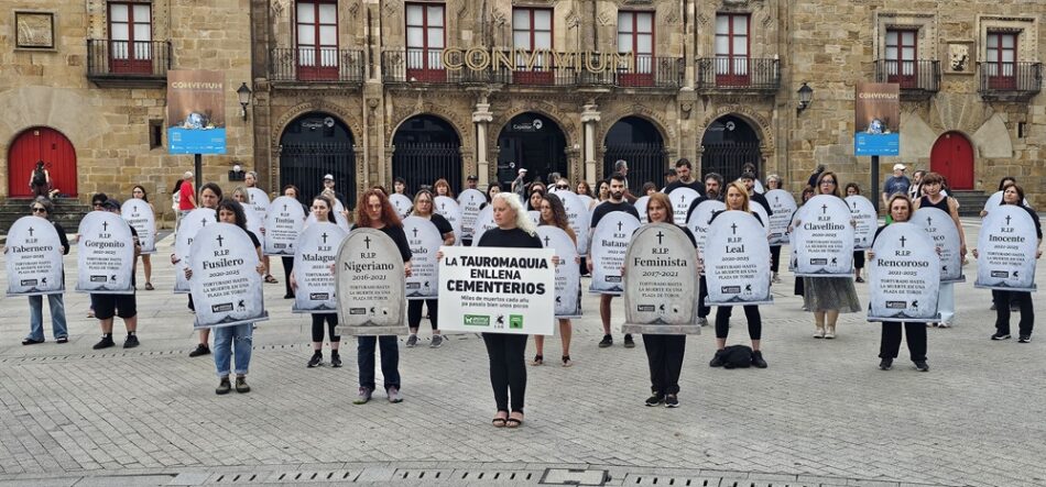 Rindieron homenaje a la memoria de los toros muertos en la plaza de toros de Gijón