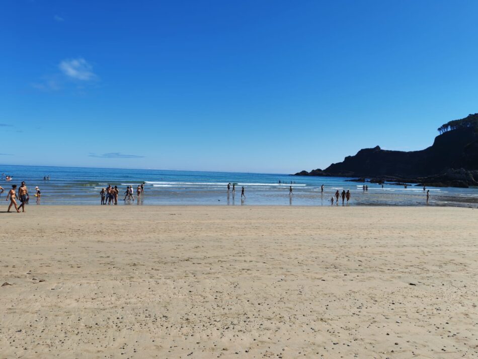 «La playa de San Pedro en Cudillero (Asturias) vuelve a estar contaminada»