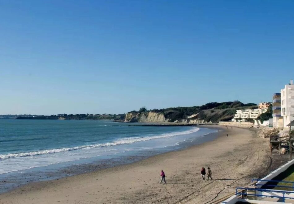 FACUA Cádiz exige a la Junta un mayor control de la calidad de las aguas tras el cierre de cinco playas por contaminación bacteriana