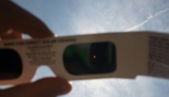 Qué hacer y qué no para mirar al sol durante el eclipse