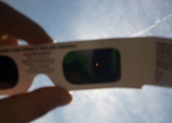 Qué hacer y qué no para mirar al sol durante el eclipse