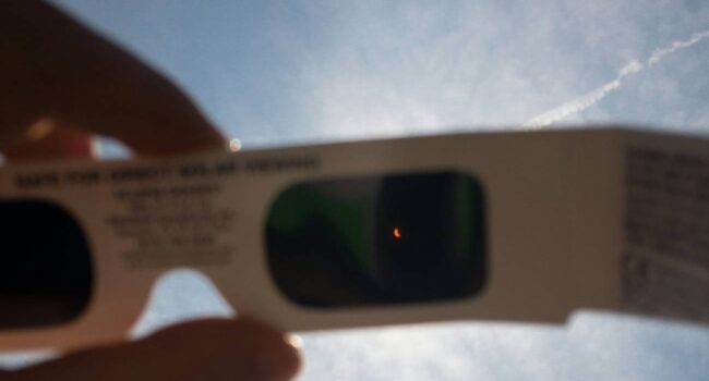 Qué hacer y qué no para mirar al sol durante el eclipse
