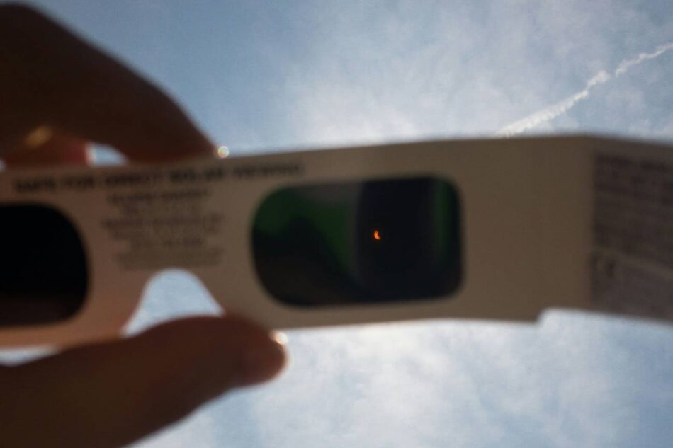 Qué hacer y qué no para mirar al sol durante el eclipse