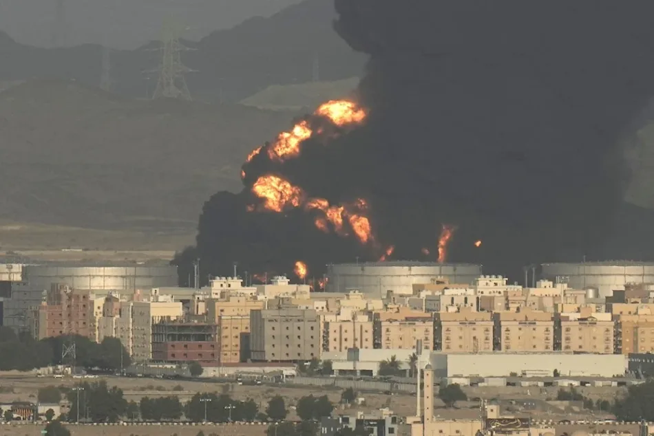 Fuerzas de Yemen atacaron con drones refinería de Arabia Saudita