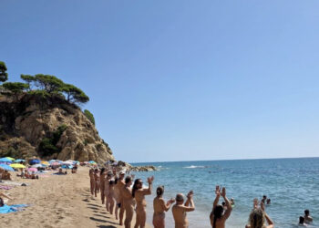 El CCN cierra en Cala Vinyeta, en Calella, la campaña de verano para reivindicar las playas de tradición nudista