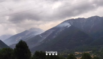 Los Bombers dan por controlado el incendio de Senet (Lleida)