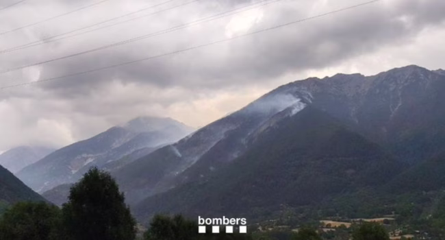Los Bombers dan por controlado el incendio de Senet (Lleida)
