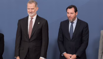 El ministro de Transportes, el socialista Óscar Puente advierte al Rey de que saludar a un «activista de ultraderecha» como Negre contamina su imagen