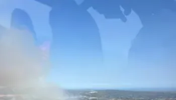 Los Bombers estabilizan el incendio forestal en Castellví de la Marca (Barcelona)
