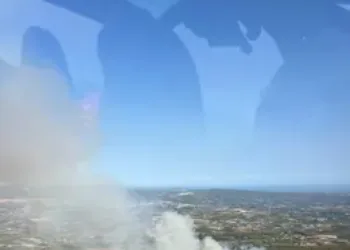 Los Bombers estabilizan el incendio forestal en Castellví de la Marca (Barcelona)