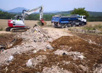 Denuncian a una constructora por verter 64 toneladas de residuos en una balsa en Bescanó (Girona)